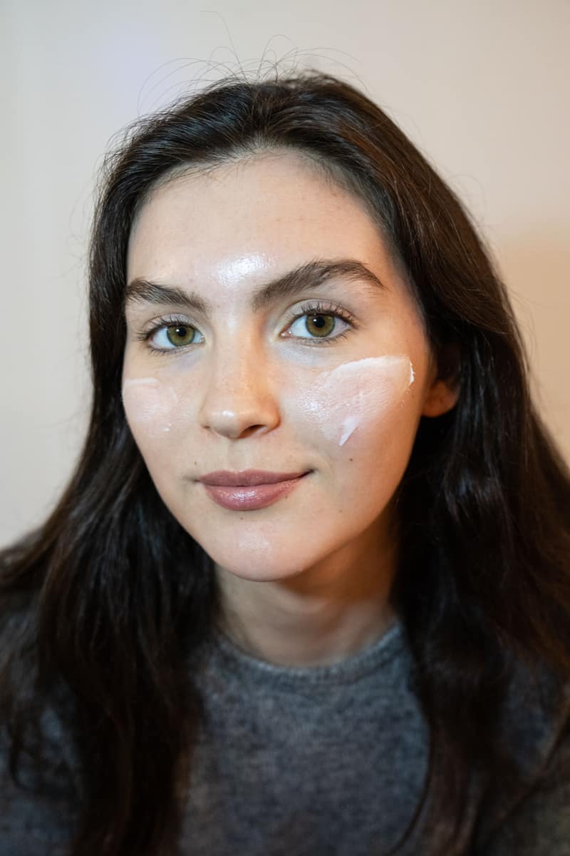Una clienta con crema en las mejillas.